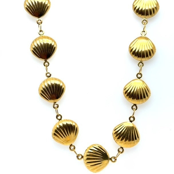 Lovely gold necklace with clam shaped design all around