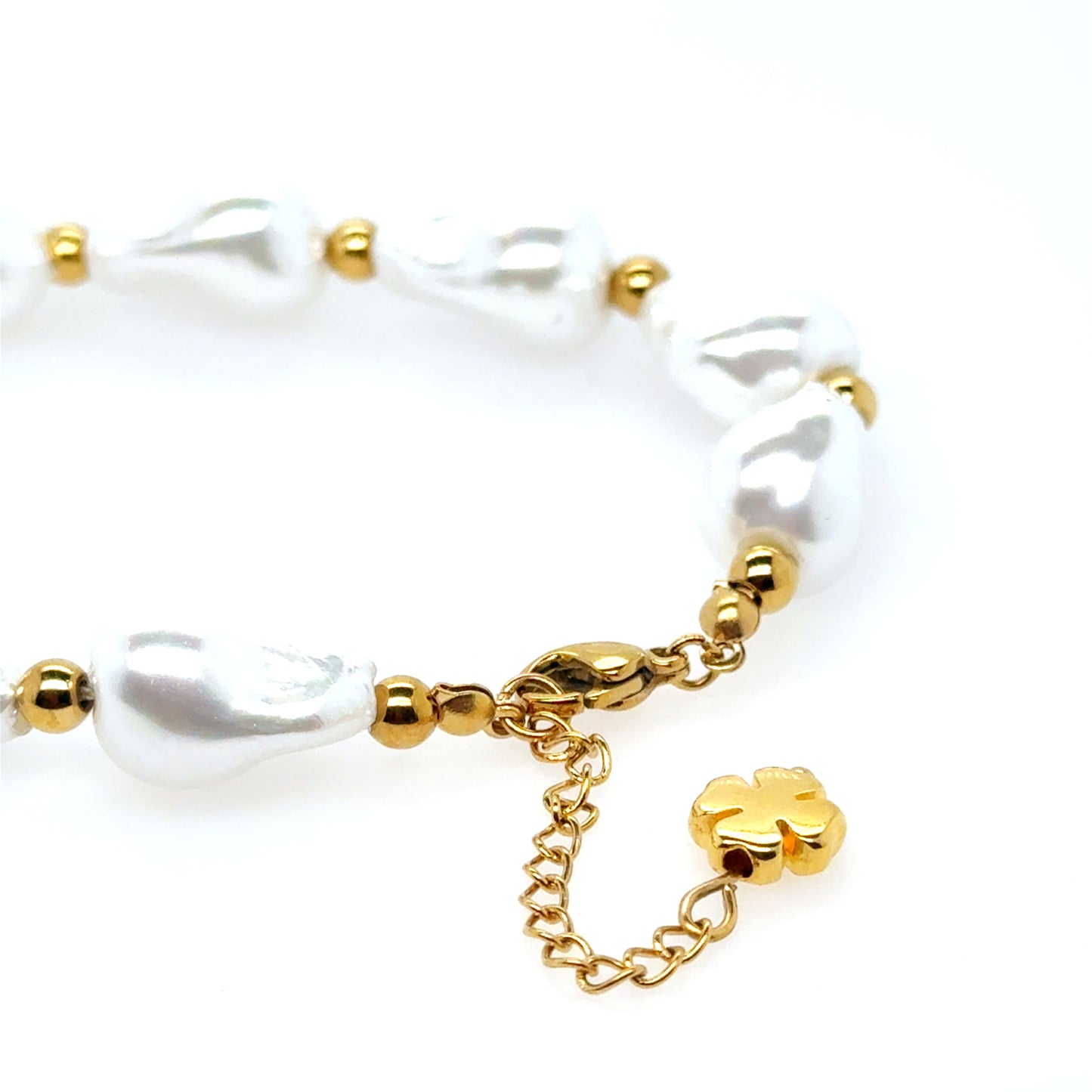 Fun bracelet with big pearl and gold beads.