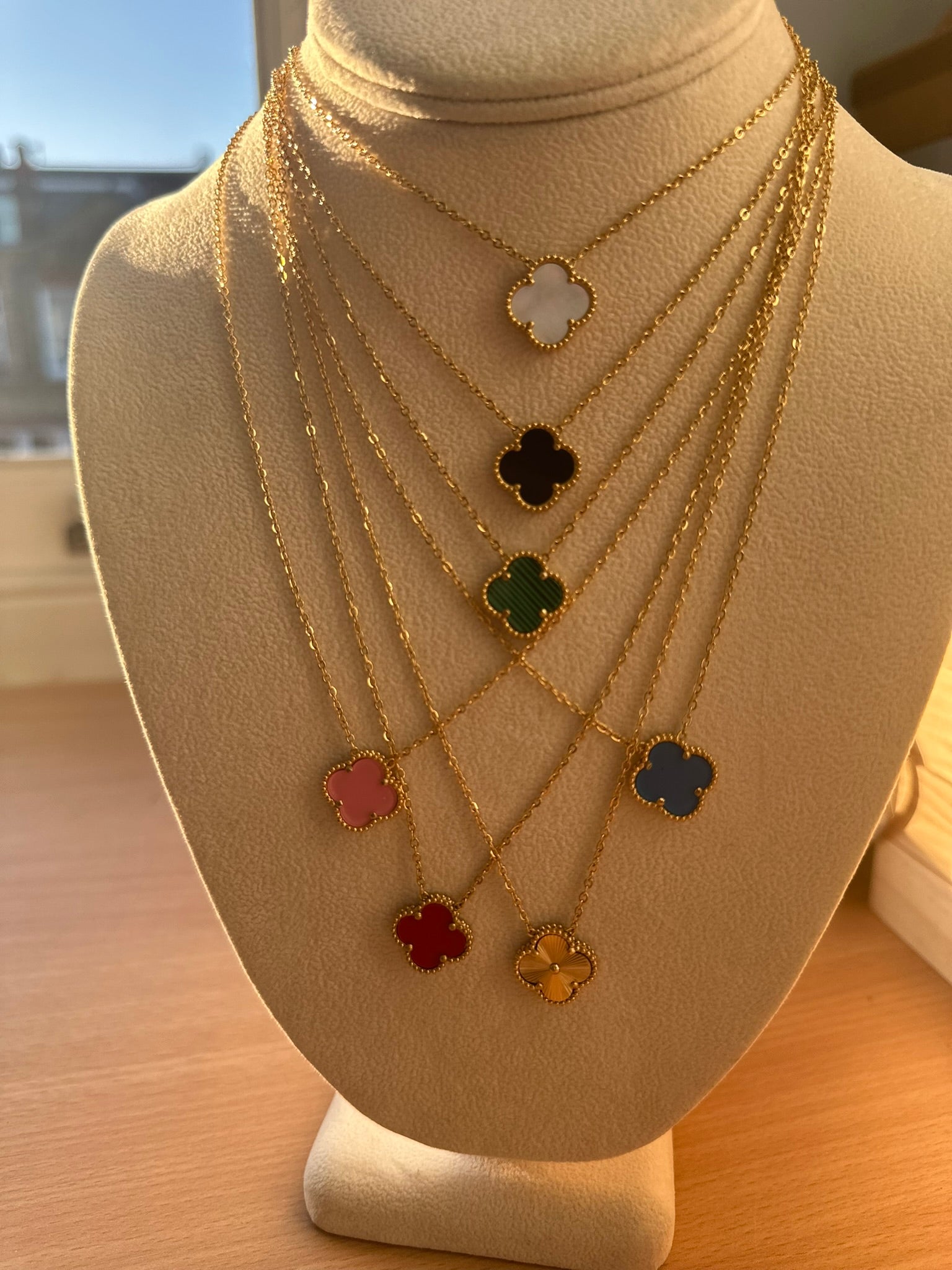 gold chain necklaces with single clovers in 7 colours