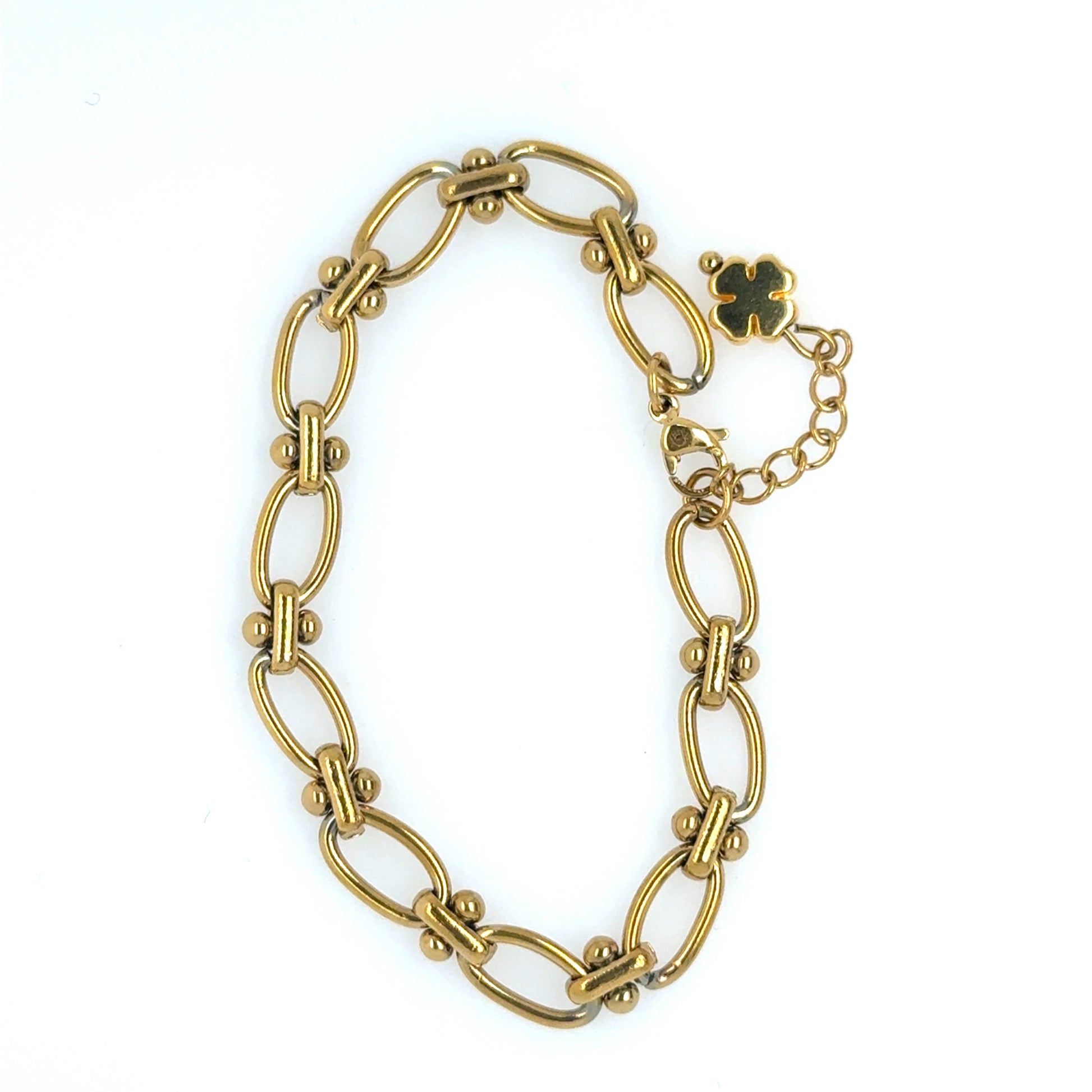 This gold bracelet has a gorgeous oval link design