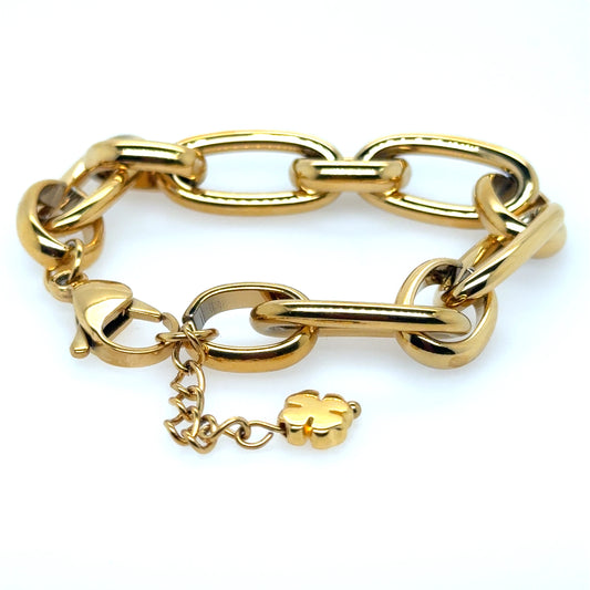 This lovely chunky gold bracelet has medium sized oval links in two interlocking shapes