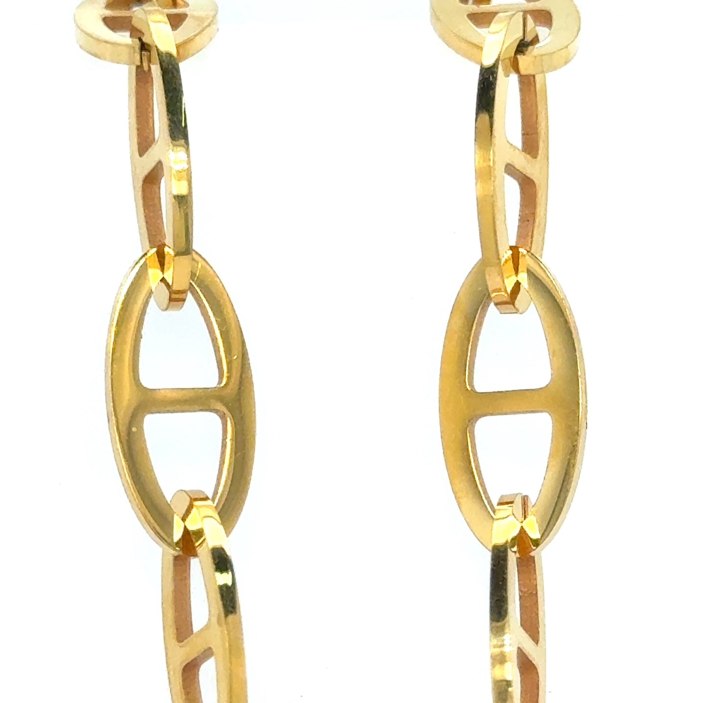 Gold chain Double D oval-style on a white background