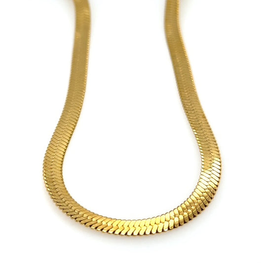 Lovely smooth and shiny 'snake' gold necklace